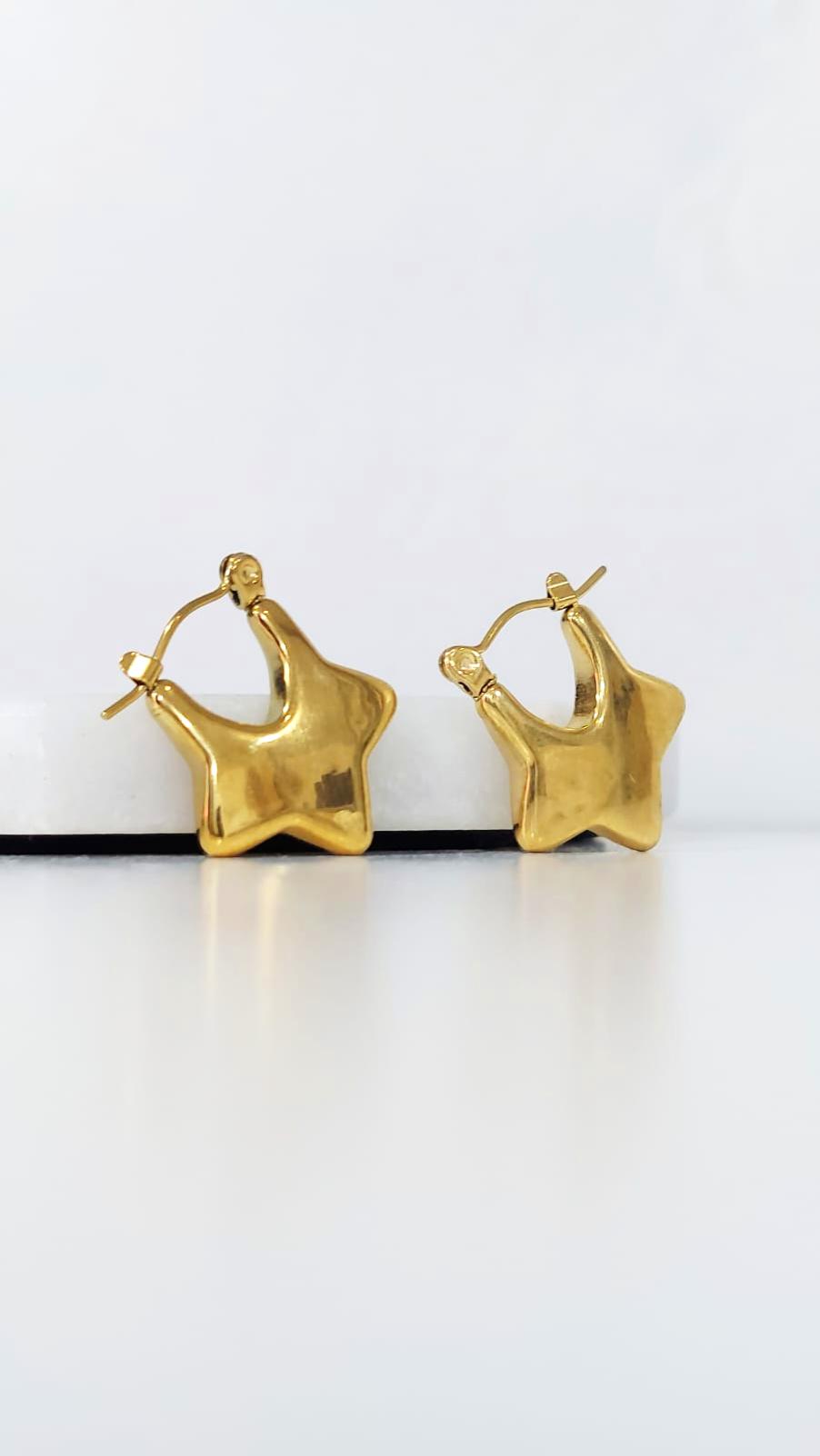 ARETES DE ESTRELLA DORADA