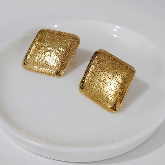 ARETES STUD ROMBO PUNTEADO DORADO