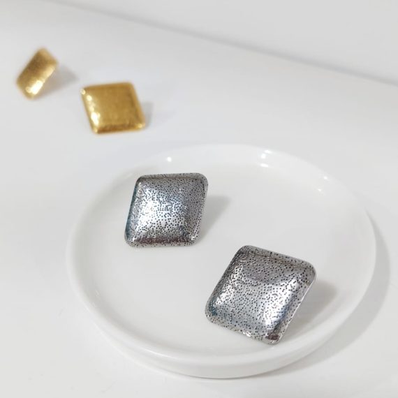 ARETES STUD ROMBO PUNTEADO PLATA