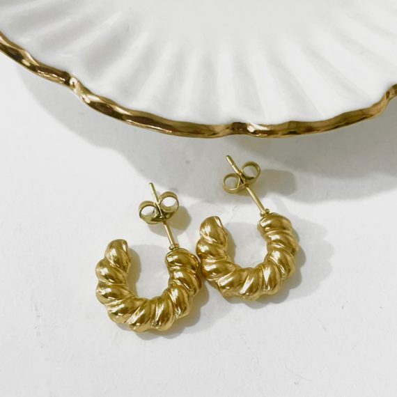 ARETES MEDIA ARRACADA TRENZADA CHICA DORADA