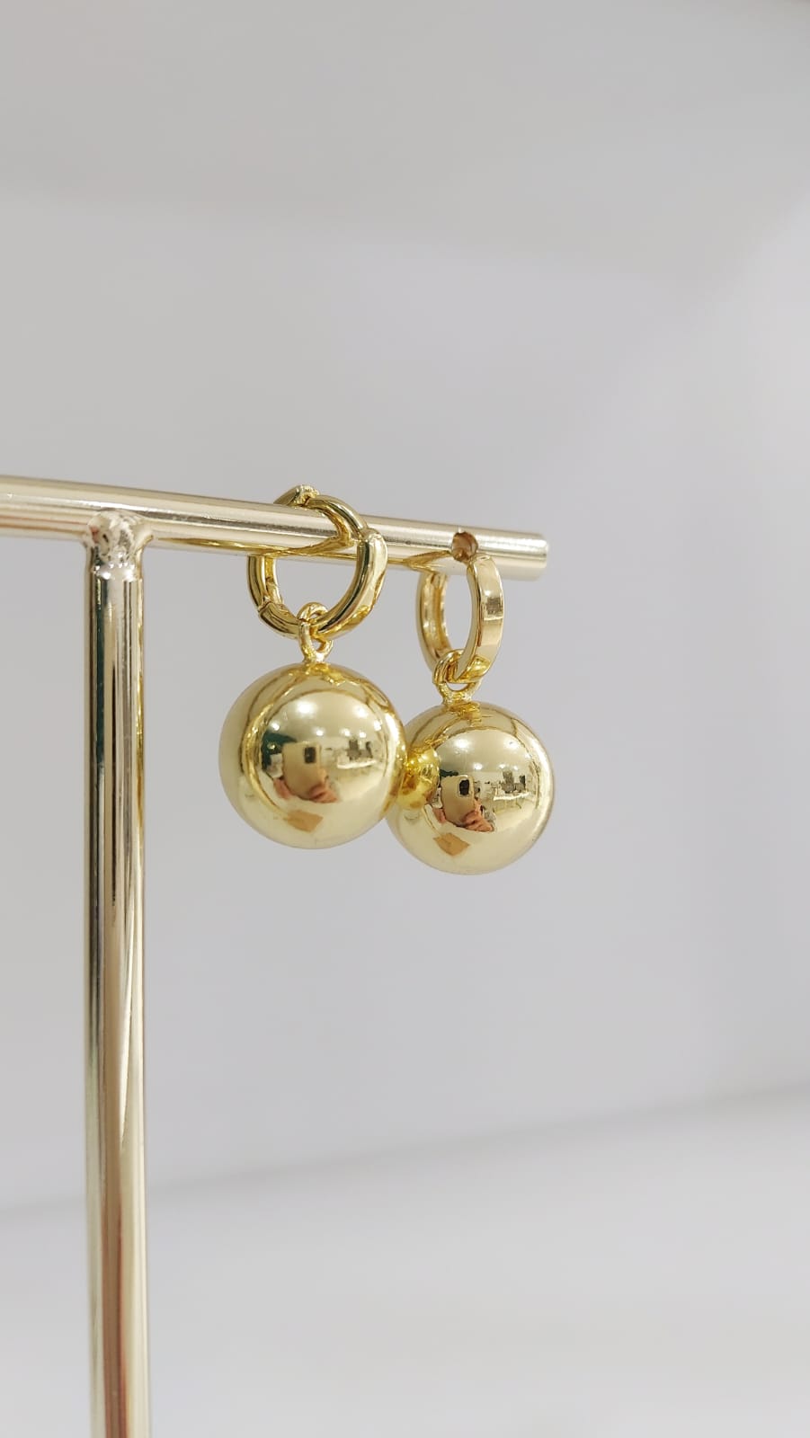 ARETES HUGGIE DORADO DE BOLA