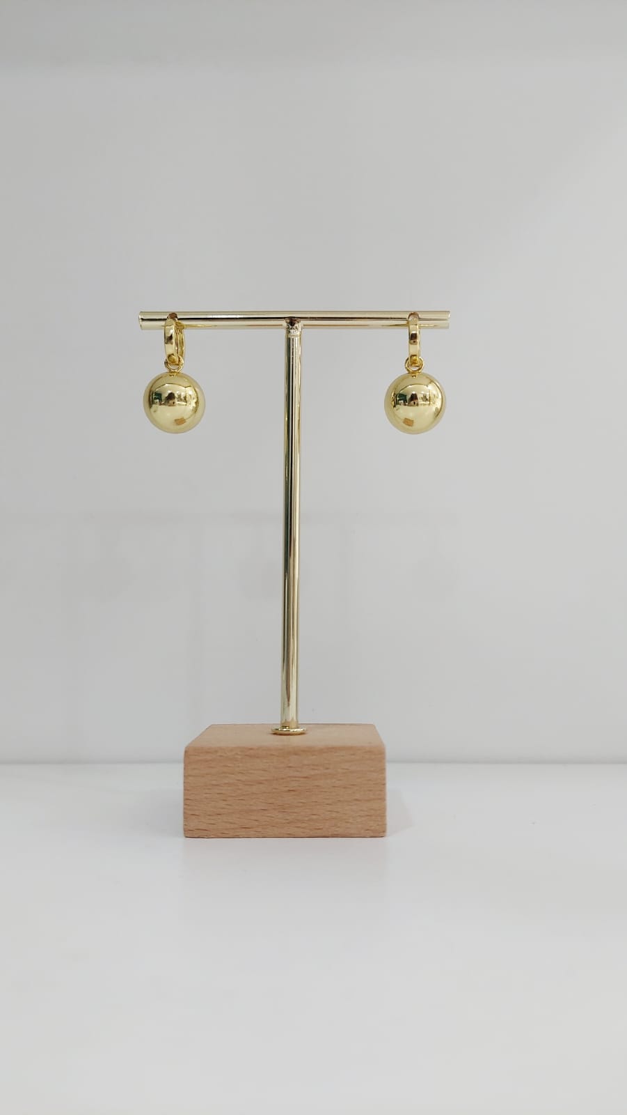 ARETES HUGGIE DORADO DE BOLA - Image 2