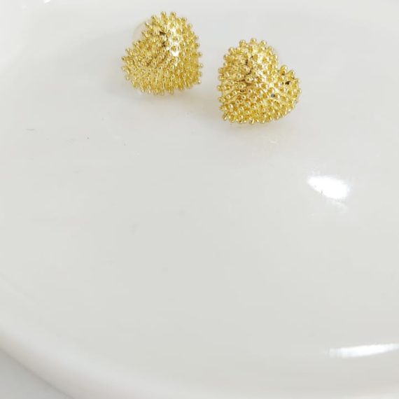 ARETES STUD CORAZÓN CON BOLITAS