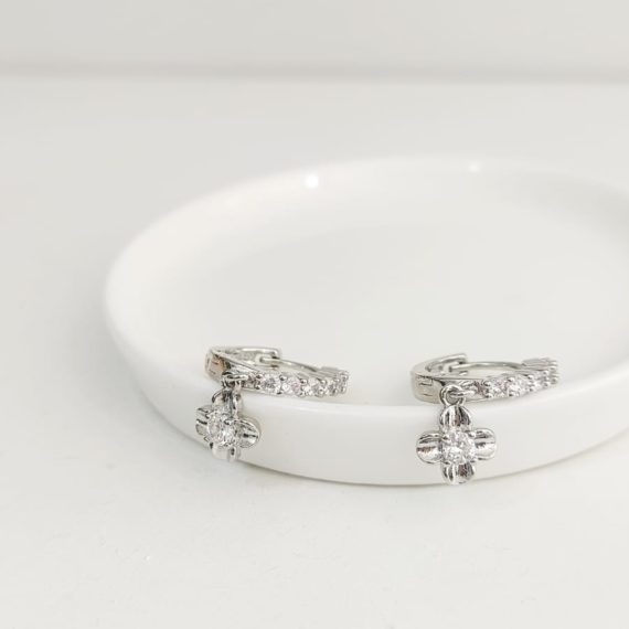 HUGGIE ZIRCONIAS CON FLOR