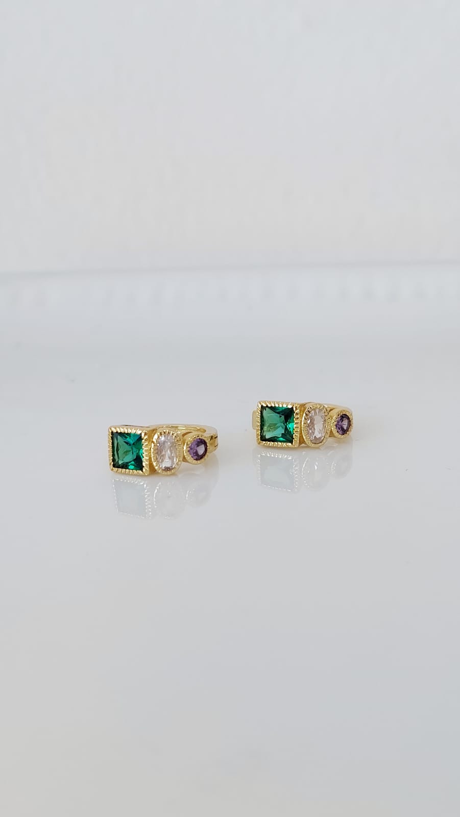 ARETES HUGGIE CON ZIRCONIAS Y CRISTALES VERDE - Image 3