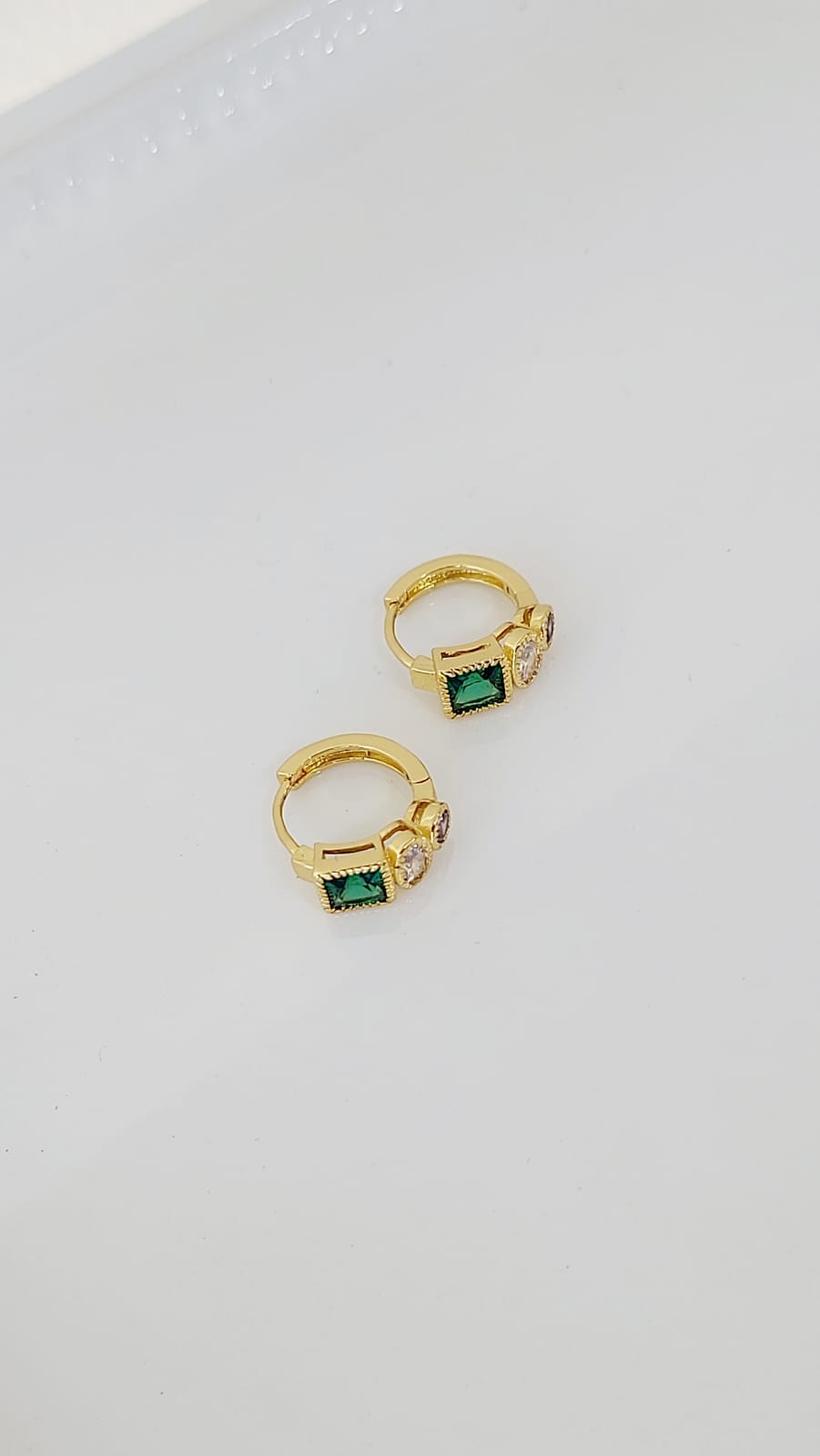 ARETES HUGGIE CON ZIRCONIAS Y CRISTALES VERDE - Image 2
