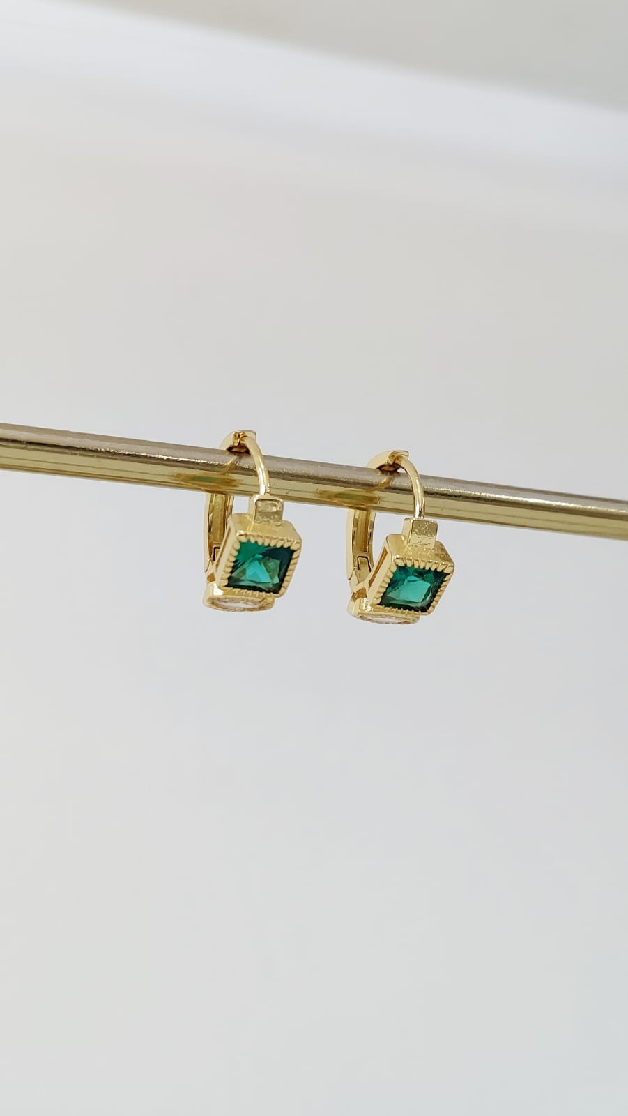 ARETES HUGGIE CON ZIRCONIAS Y CRISTALES VERDE