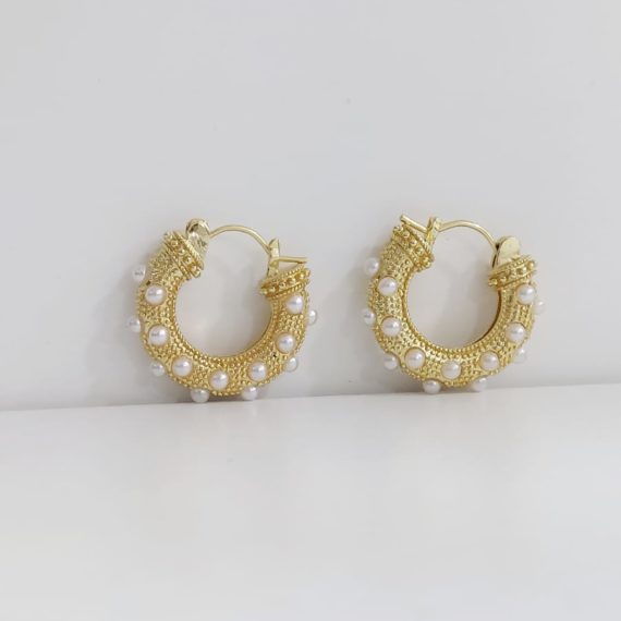 ARETES HUGGIE CON PERLAS Y PUNTITOS