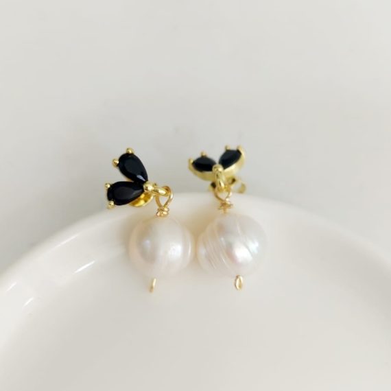 ARETES STUD CORAZÓN NEGRO CON PERLA