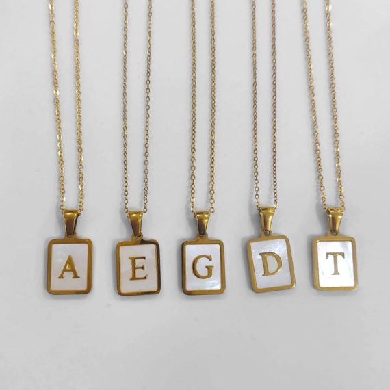 COLLAR INICIAL CUADRADA PERLA