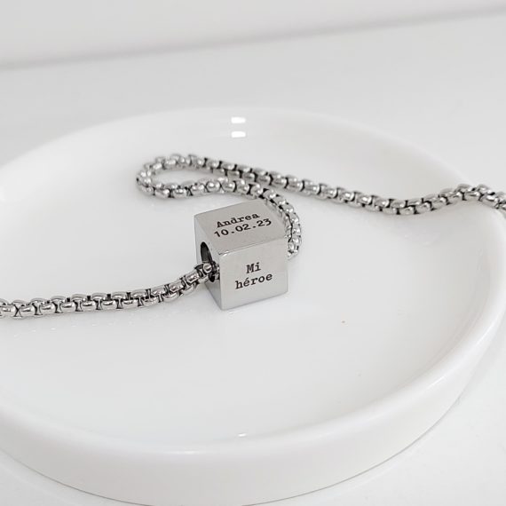 COLLAR CON CUBO GRABADO