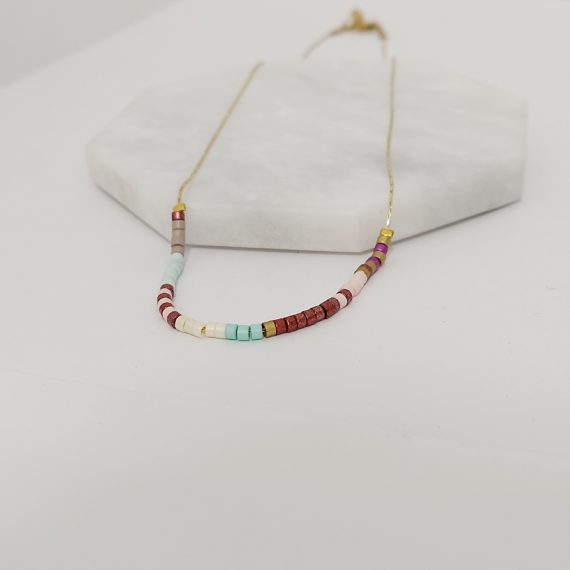 COLLAR DORADO CON COLORES