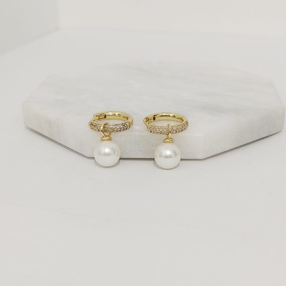 ARETES HUGGIE DE PERLA CON ZIRCONIAS