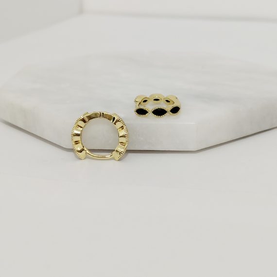 ARETES HUGGIES DE ZIRCONIAS NEGRAS