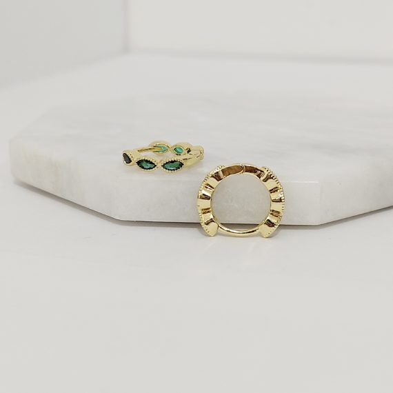 ARETES HUGGIES DE ZIRCONIAS VERDE