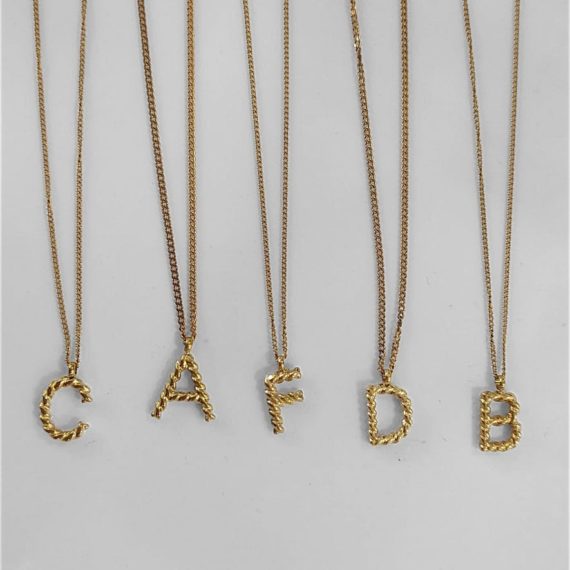 COLLAR INICIAL RELIEVE DORADO