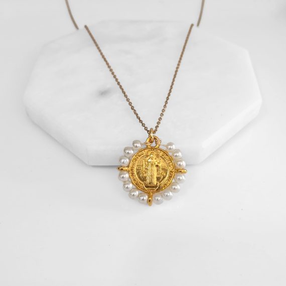 COLLAR MEDALLA SAN BENITO CONTORNO PERLA