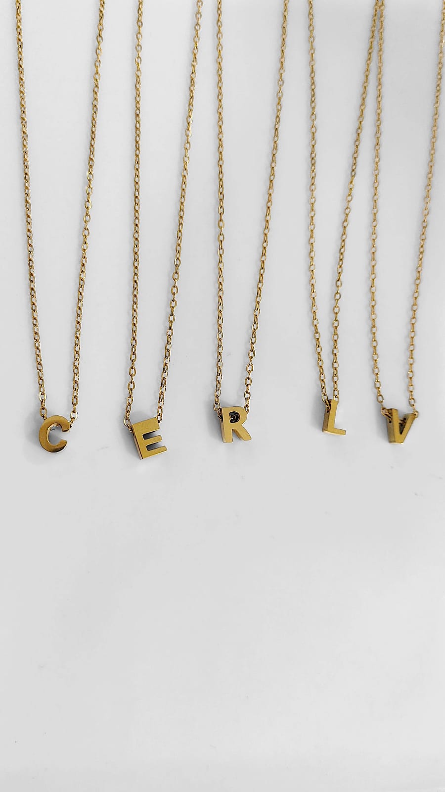 COLLAR INICIAL LISA DORADA