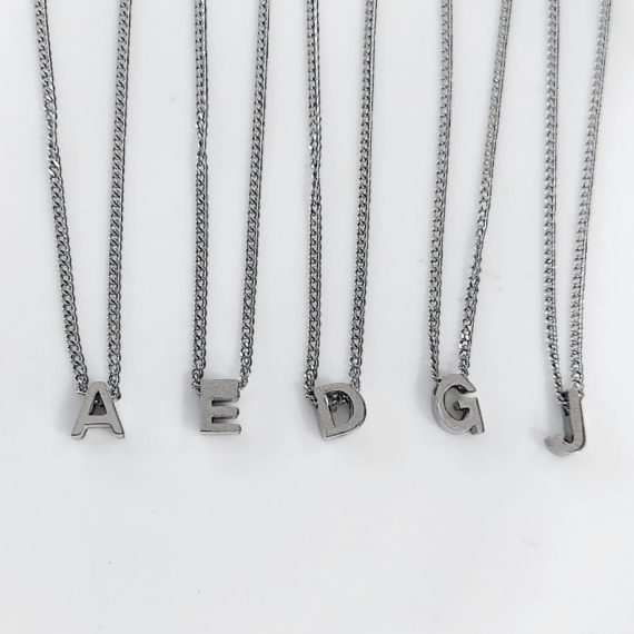 COLLAR INICIAL LISA PLATA