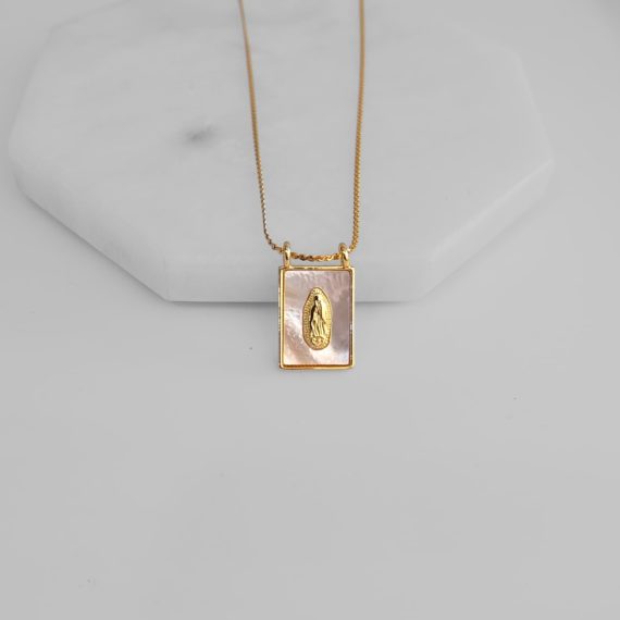 COLLAR BLANCO CON VIRGEN DE GUADALUPE