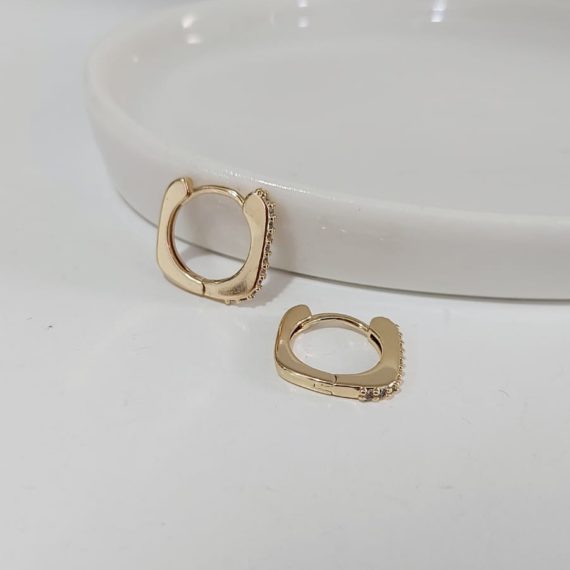 ARETES HOOPS RECTANGULAR ZIRCONIAS