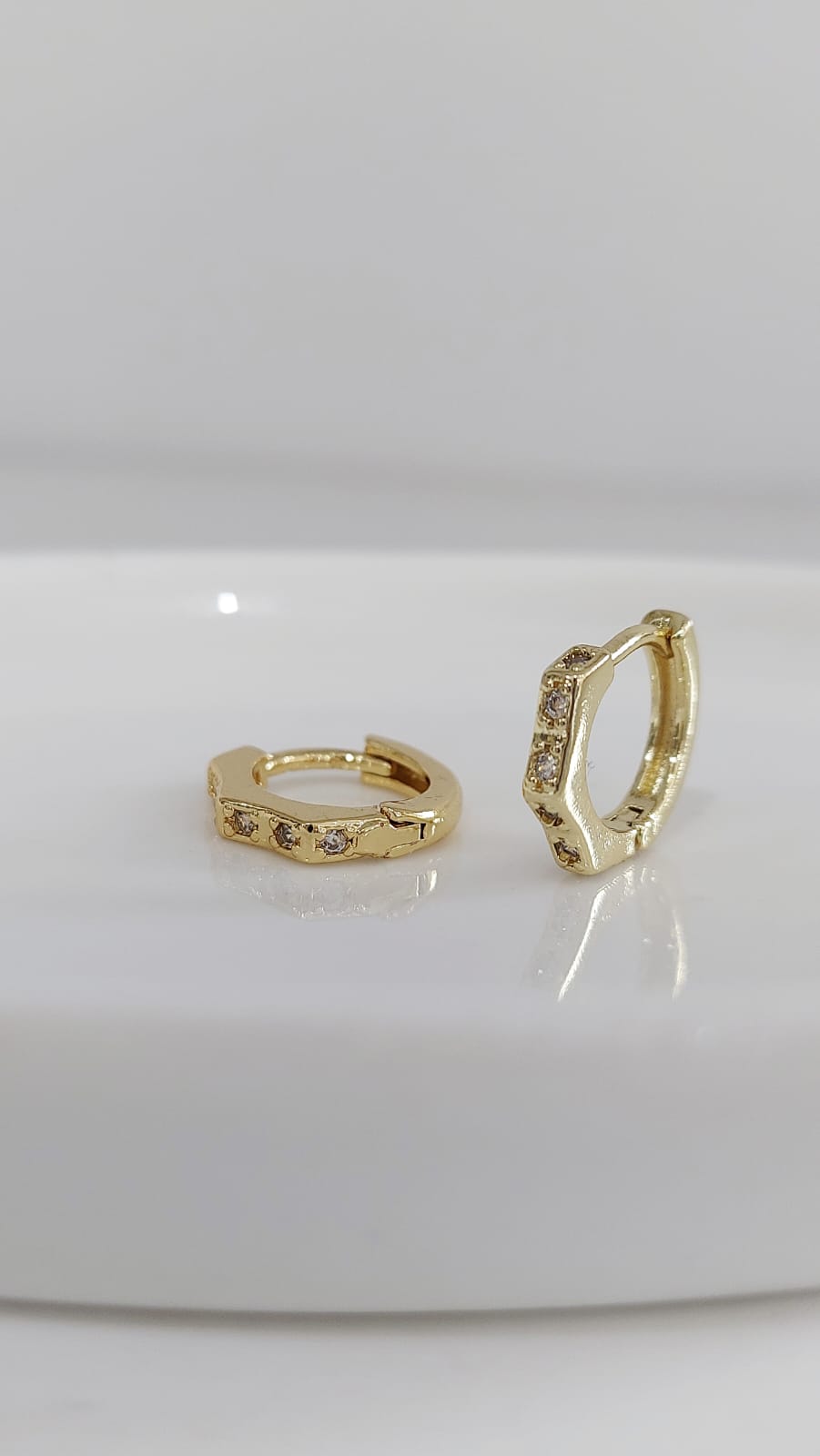 ARETES HOOPS IRREGULAR ZIRCONIA