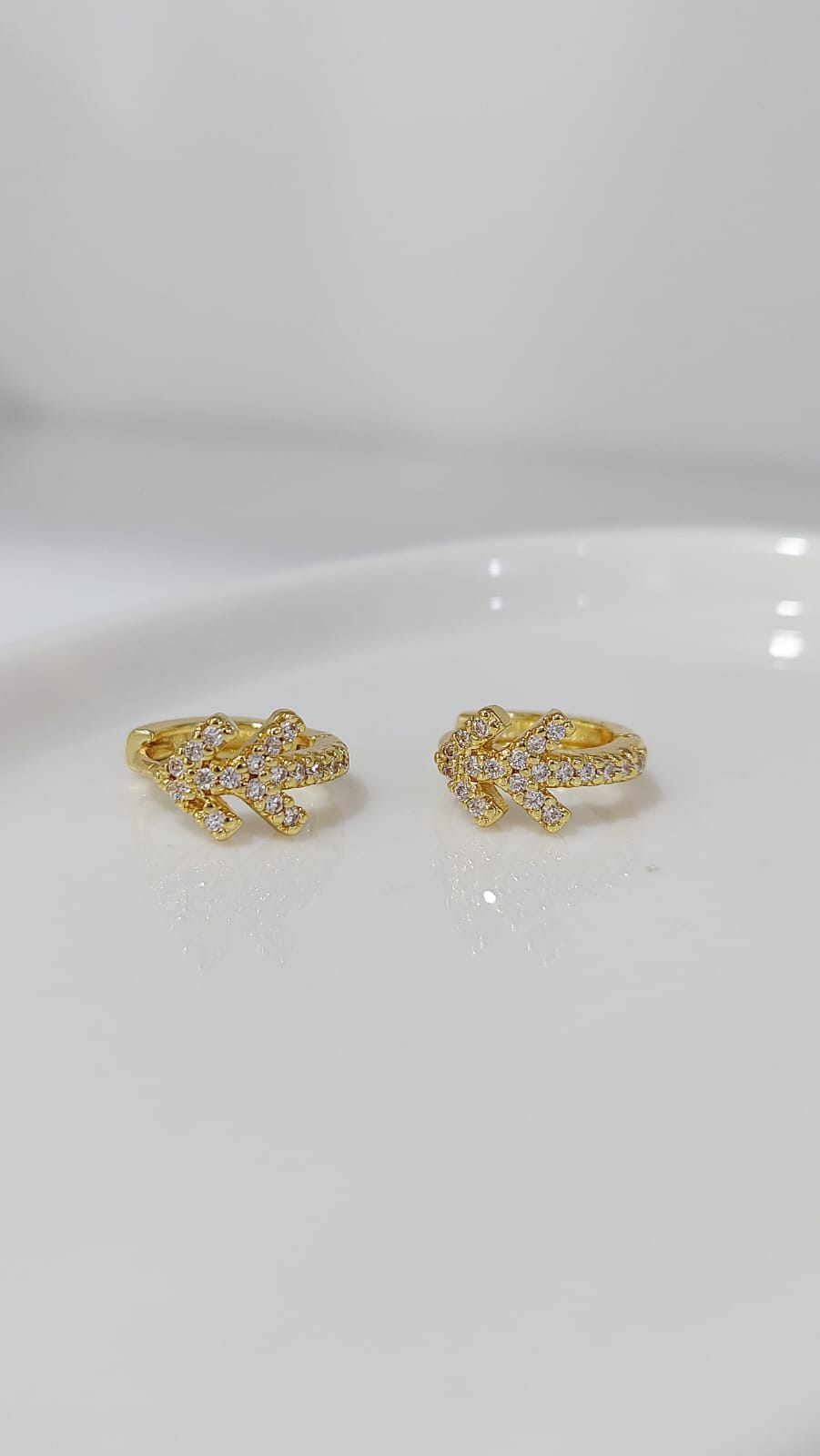 ARETES HOOPS FLECHAS ZIRCONIAS