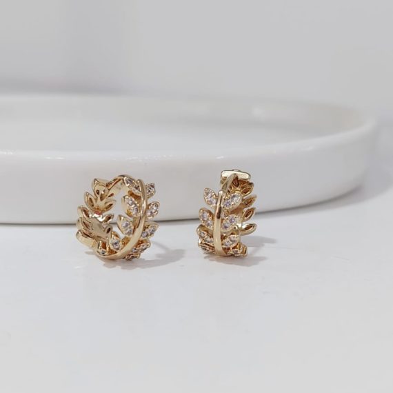 ARETES HOOPS CON ESPIGAS ZIRCONIAS