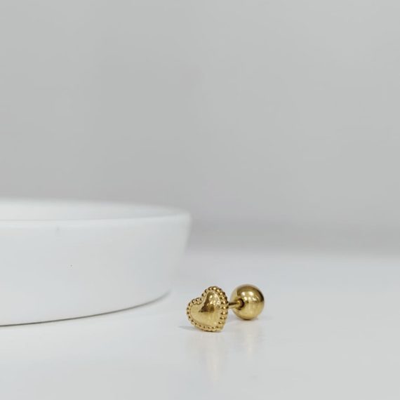 PIERCING STUD CORAZÓN CON DETALLES