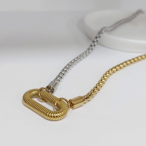 COLLAR BICOLOR DIJE OVALADO