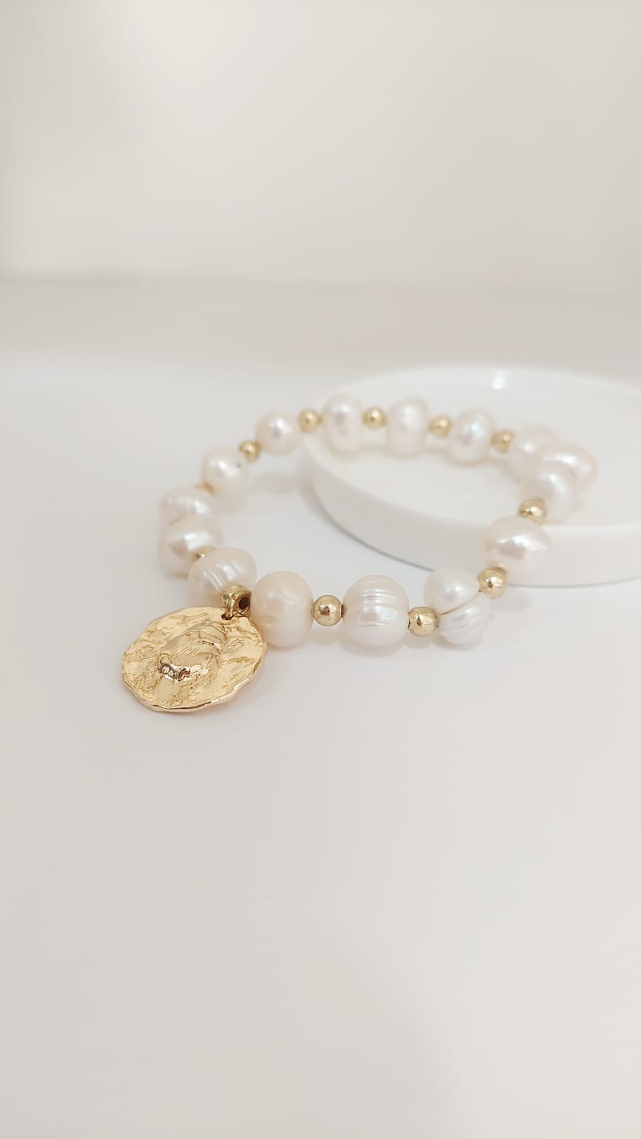 PULSERA PERLA DE RIO CON DIJE ESCARABAJO