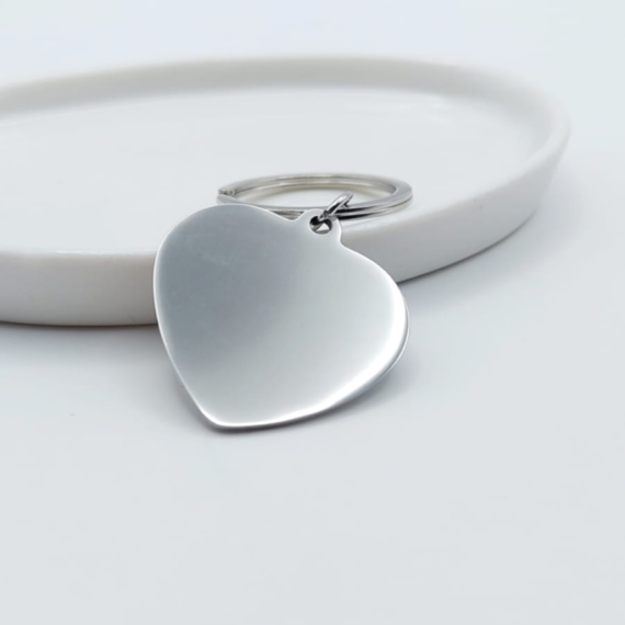 LLAVERO CON CORAZÓN GRABADO PLATA