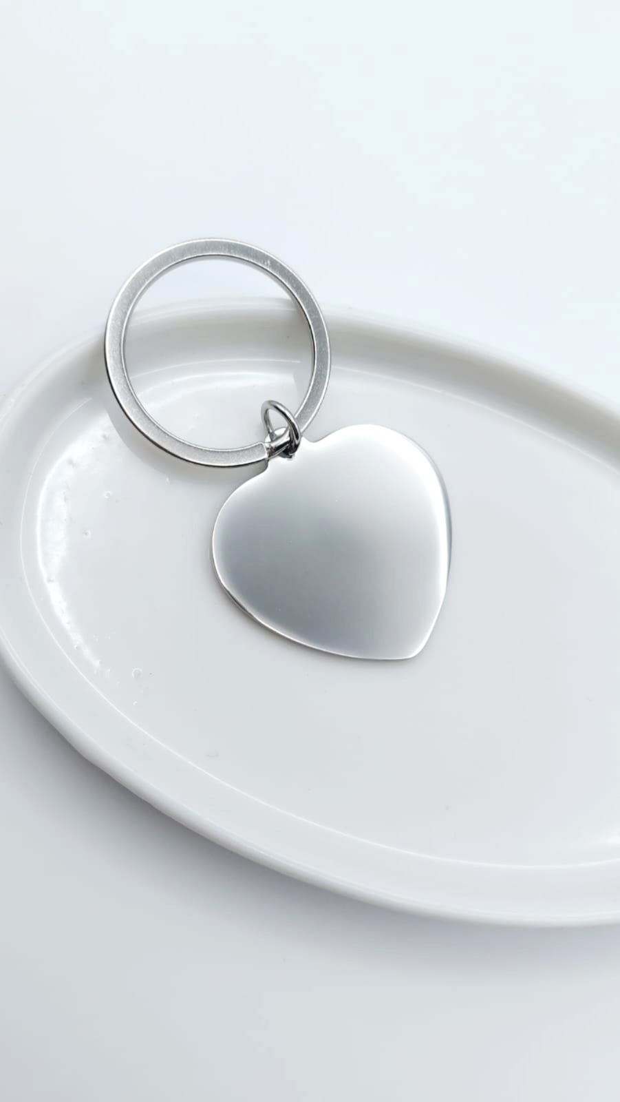 LLAVERO CON CORAZÓN GRABADO PLATA - Image 2