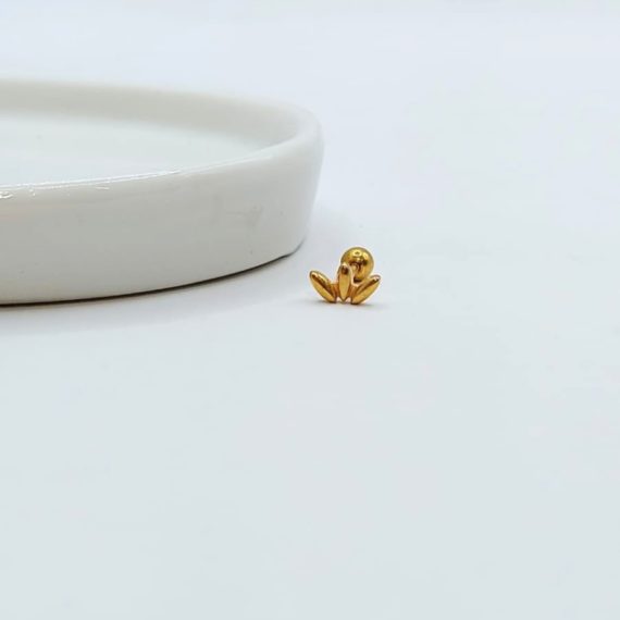 PIERCING STUD ACERO TRES HOJITAS